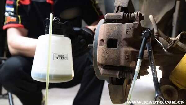 奔驰GLC 260L刹车油多久换，GLC 260L刹车油品牌型号及更换教程
