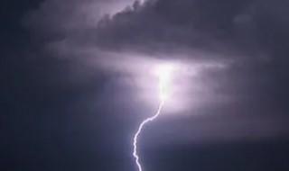 下雨天打雷能开车吗（下大雨打雷可以开车吗）