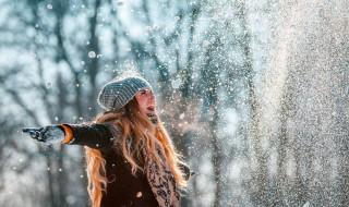 雪天怎么清理车上的积雪 雪天如何清理车上的积雪