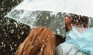 下雨天玻璃模糊怎么办（下雨天前玻璃模糊怎么办）