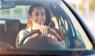 如何清除玻璃上的雾气 汽车车窗雾气如何清除